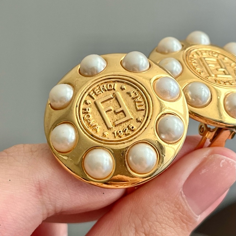 Vintage Fendi Classic Logo Monogram Pearl Edge Round Coin Gold Clip-On Earrings - Picture 4 of 7